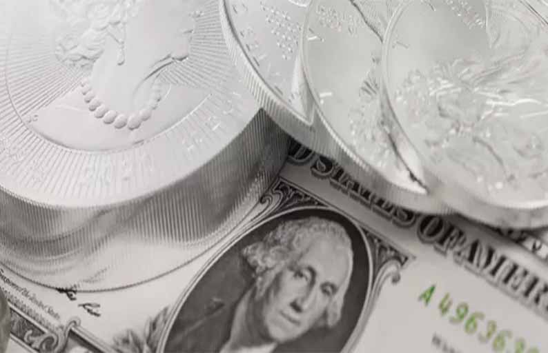 Data Lemah Penggajian AS Angkat Perak, Tapi Dolar Masih Tahan Laju