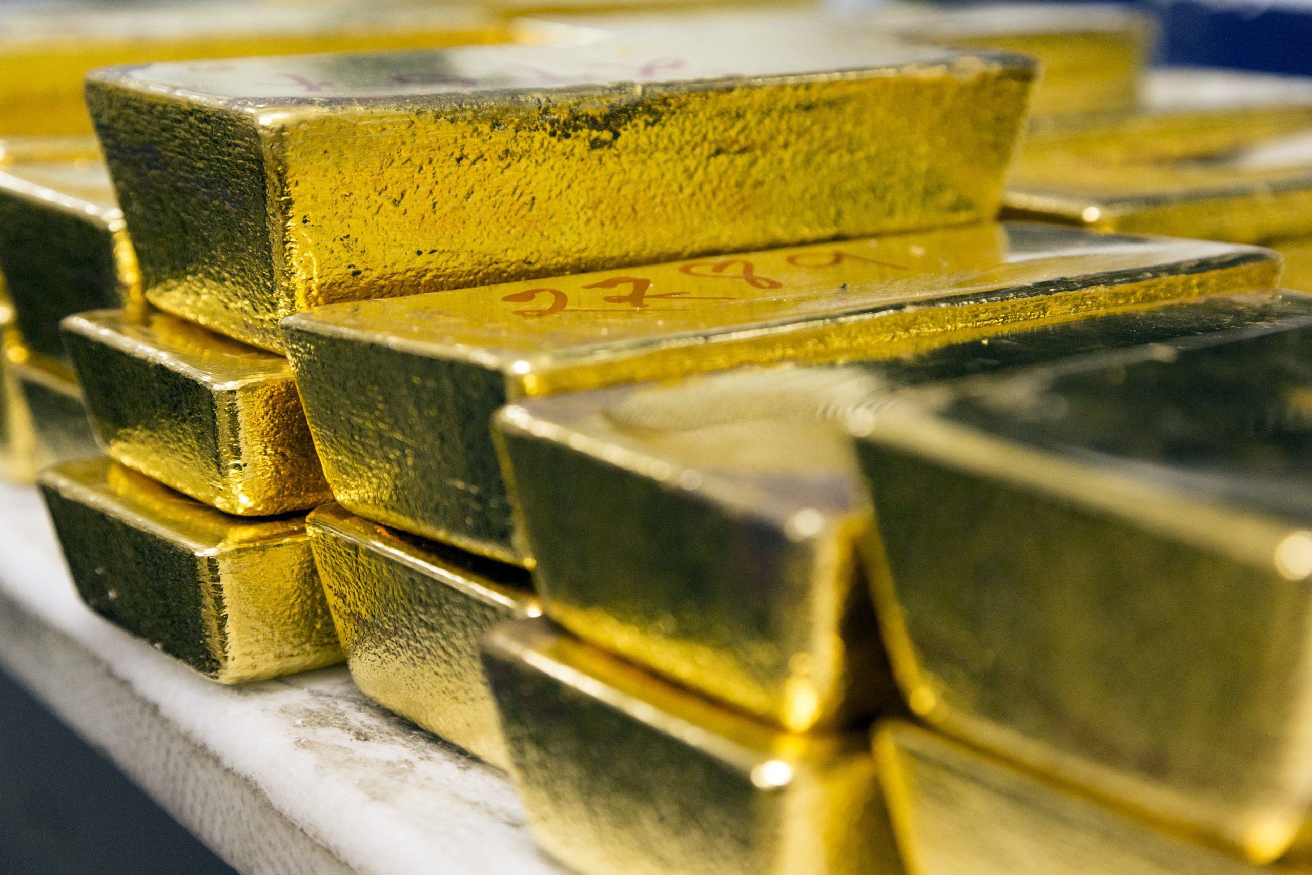Emas Melonjak ke Rekor Tertinggi Baru karena Dolar Melemah ke Terendahnya