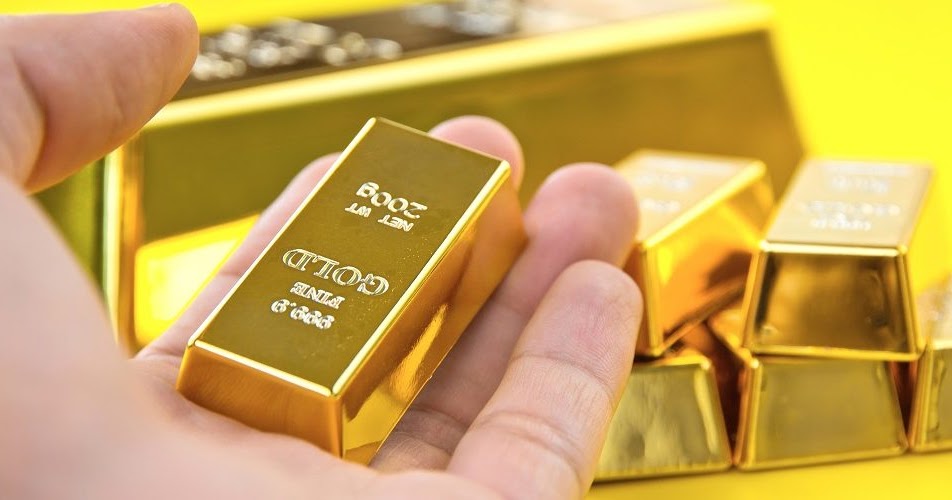 Emas Tertahan di Bawah Rekor Saat Dolar AS Stabil