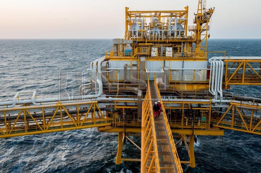 OPEC+ Tahan-Tahan Produksi, Tapi Harga Minyak Tetap Nyungsep – Ada Apa?