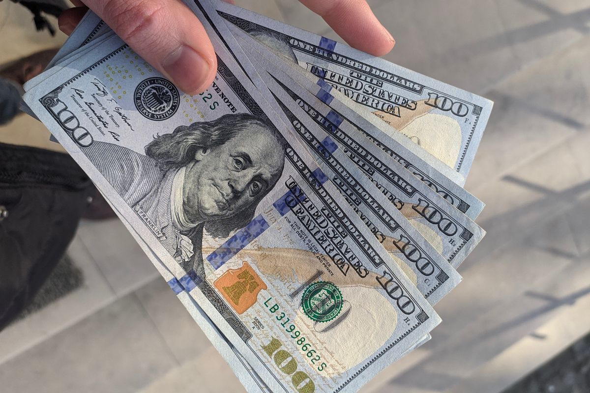 Saham Menguat, Namun Dolar Terkapar di Titik Terendah 2025